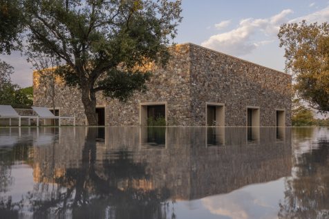 El cuadrado preside cada rincón de la Casa de piedra en Cáceres