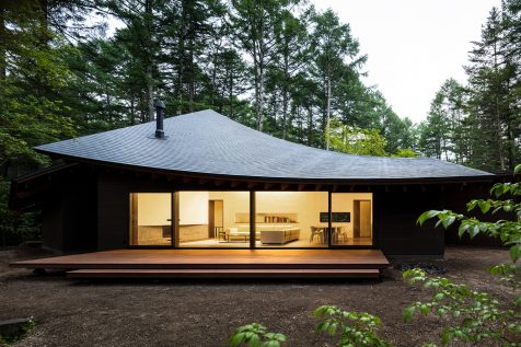 Cuatro hojas alabeadas inspiran a KIAS su Casa en Karuizawa