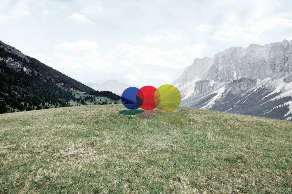 «The Sun» tres grandes discos de plexiglás con los colores básicos, de Alemeh & Shahed Mohammadzadeh