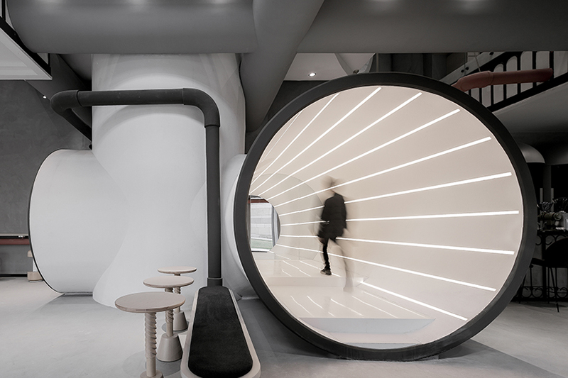 pasillo de las oficinas de Ideas Lab en Shangái obra del arquitecto Li Xiang