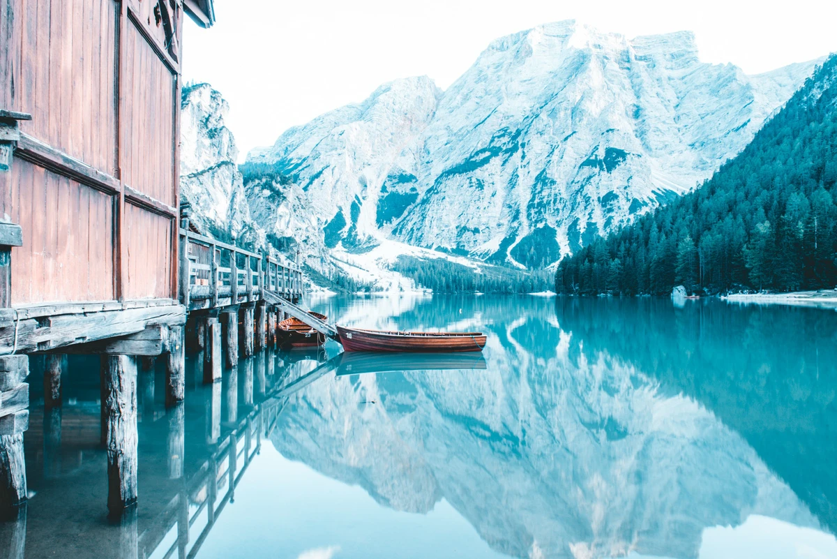 aguas esmeralda en el lago braies fotografia de paolo pettigiani