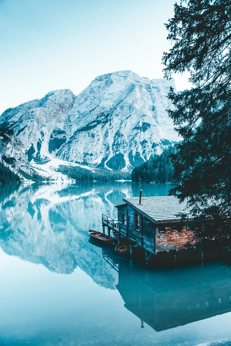 aguas esmeralda viran a tonos gelidos en el lago braies fotografia de paolo pettigiani