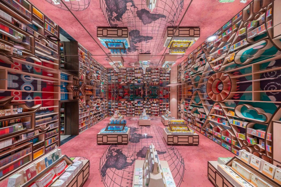 zona infantil llena de colorido y juegos de madera de la libreria Zhongshuge