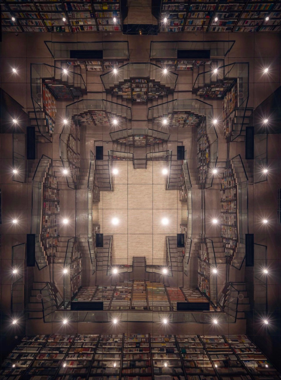 laberinto de escaleras q traen a la mente las escaleras imposibles del holandés M. C. Escher