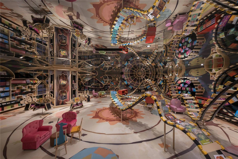 detalle de la montaña rusa en miniatura hace las veces de expositor en Hangzhou