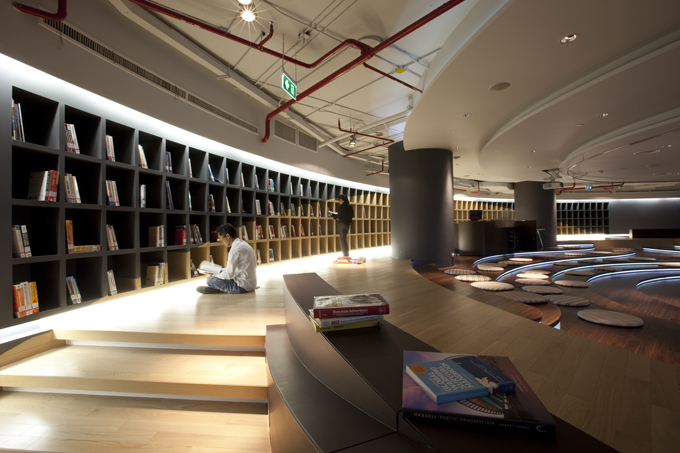 Biblioteca con forma de anfiteatro de Datac Headquarters en Bangkok
