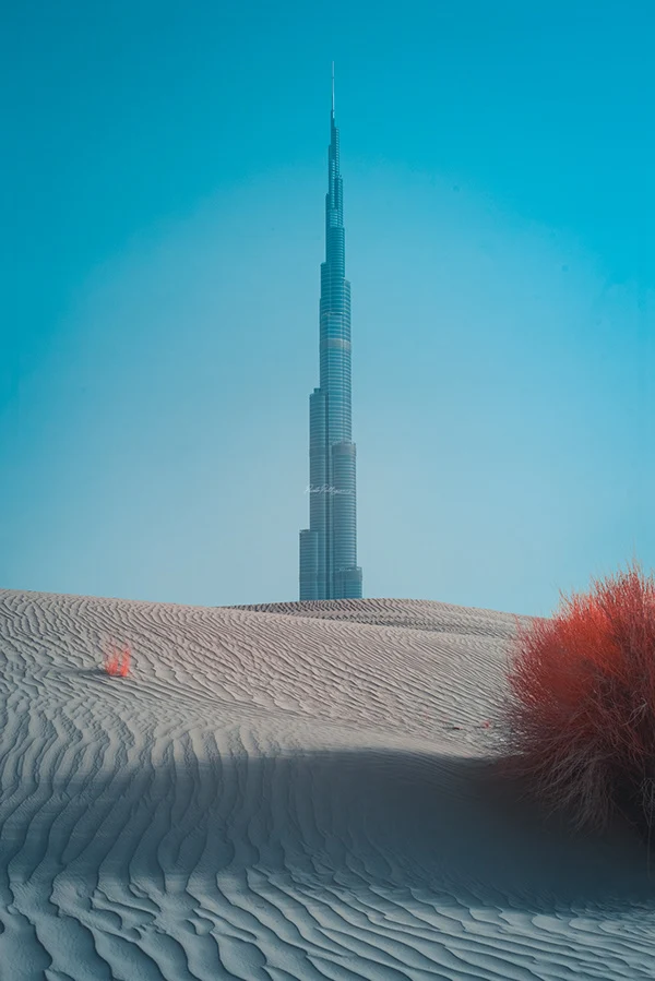 contraste del desierto y rascacielos en dubai