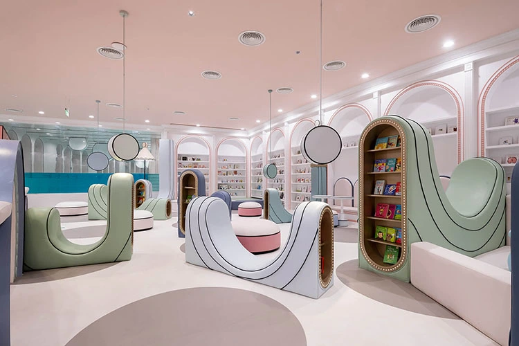 zona de lectura del club de natacion Loong Swimdel con sofas que simulan olas