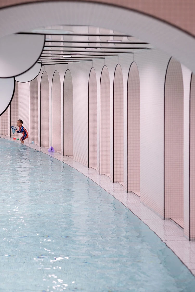 zona de piscina con ventanas para interacturar con los niños