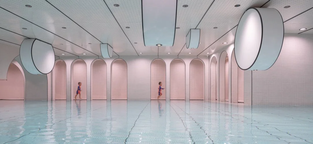 pasarela de acceso de los niños a la piscina