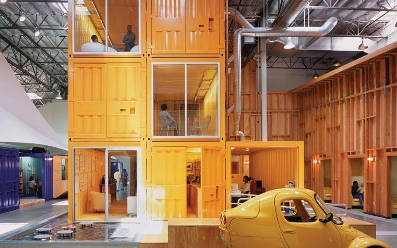 oficina creada con contenedores marítimos por Clive Wilkinson Architects