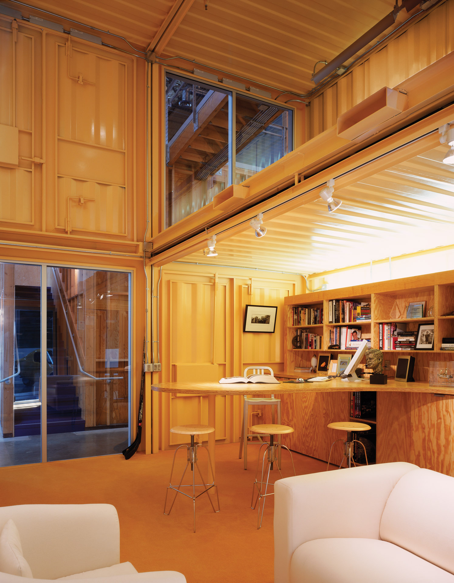 interior de las oficinas creada con contenedores marítimos por Clive Wilkinson Architects