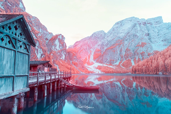 fotografía con fantástica combinación de azules, rojizos y rosas en las dolomitas