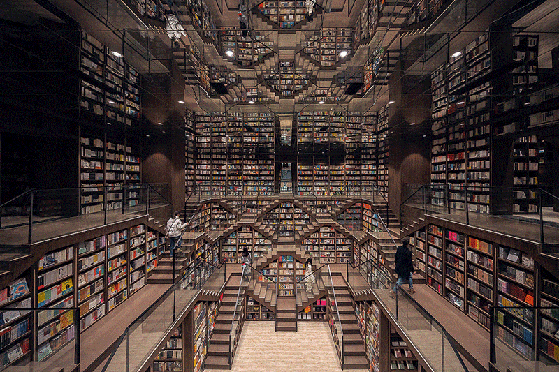 X+Living diseña librerías que desbordan imaginación y surrealismo