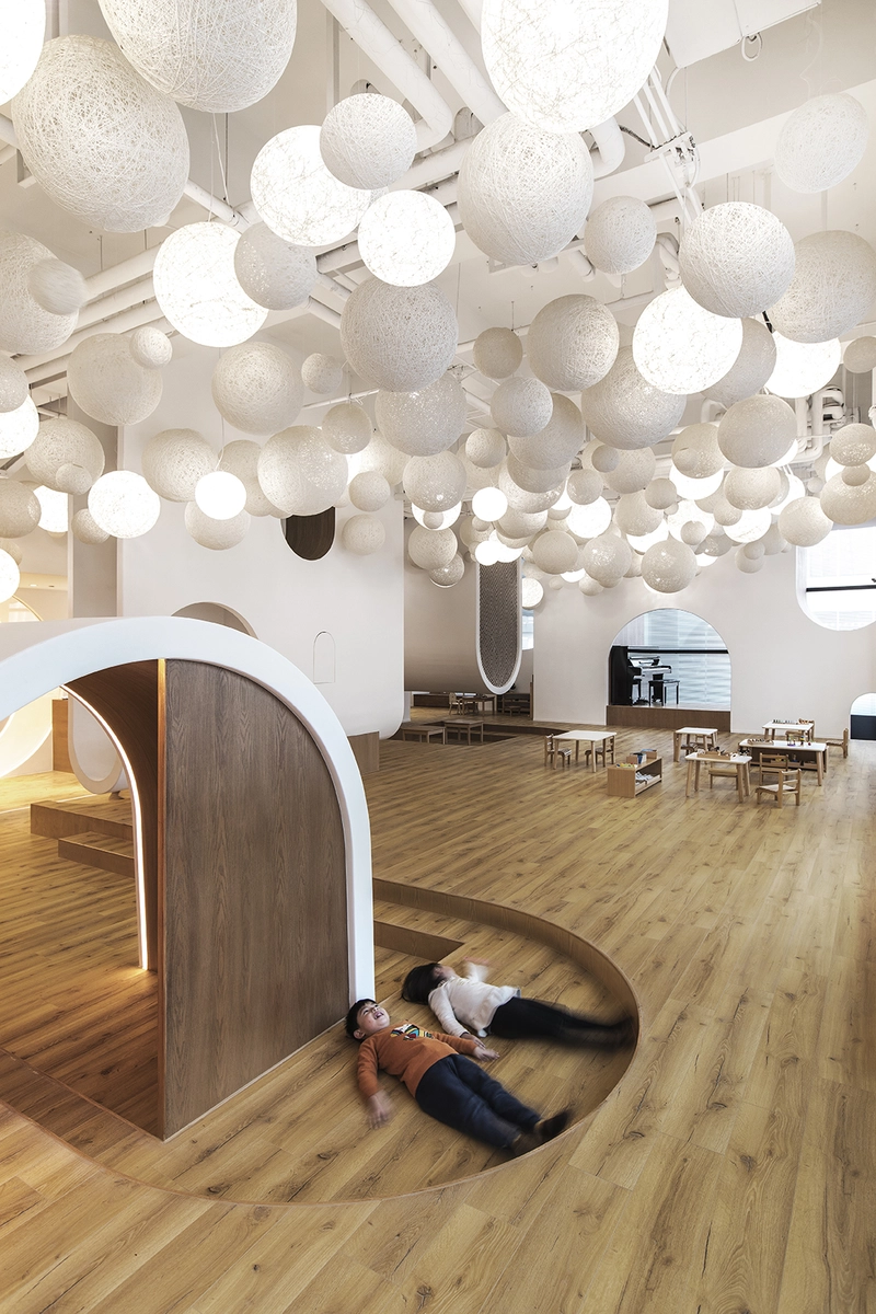 niños contemplando la enorme enorme cantidad de esferas 