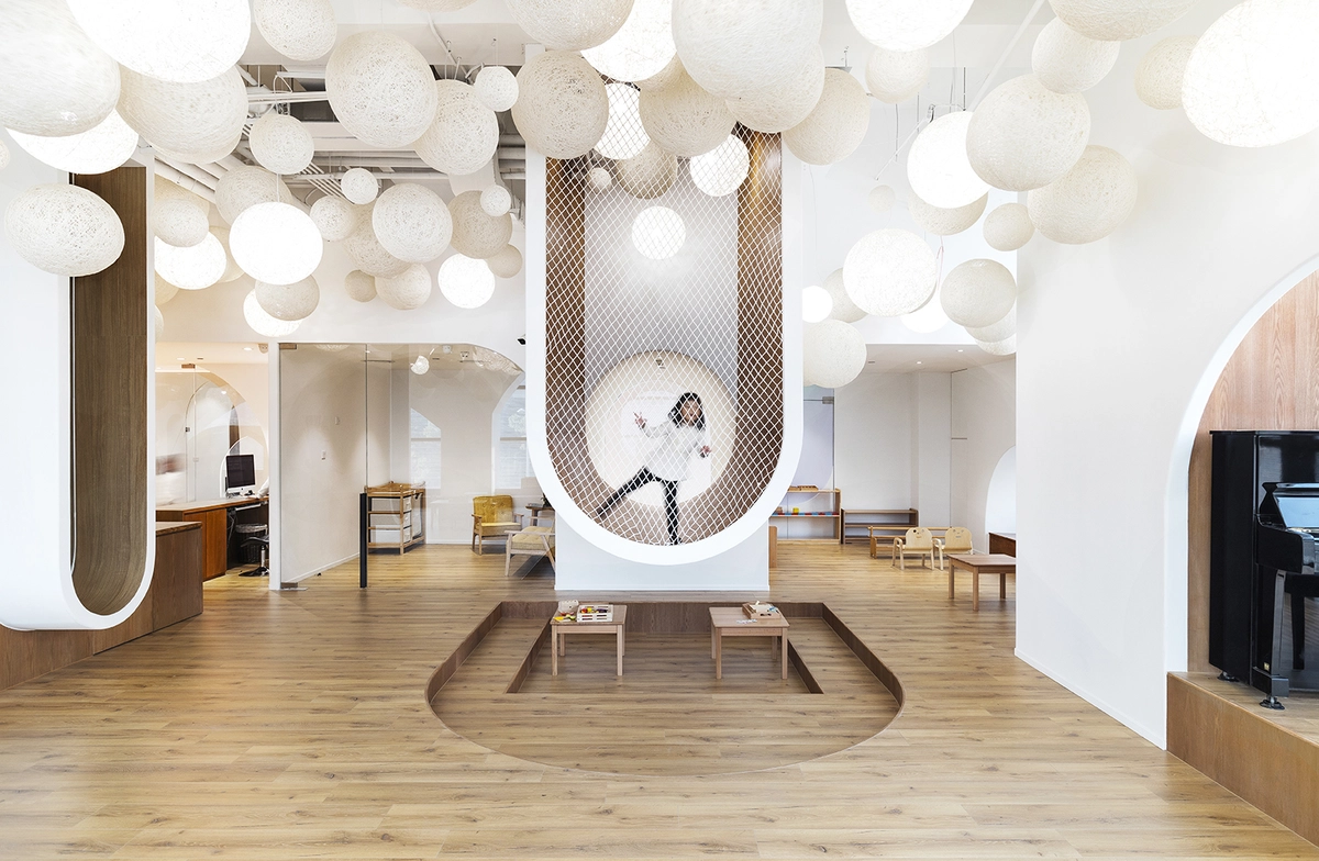 zona de juegos de kindergarten con abundantes zonas curvas