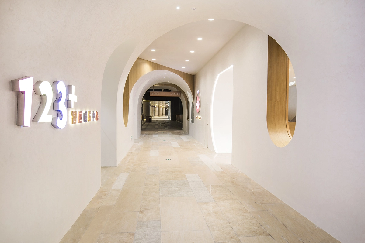 pasillo que divide la guardería en dos