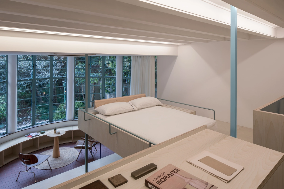 dormitorio situado sobre la cocina