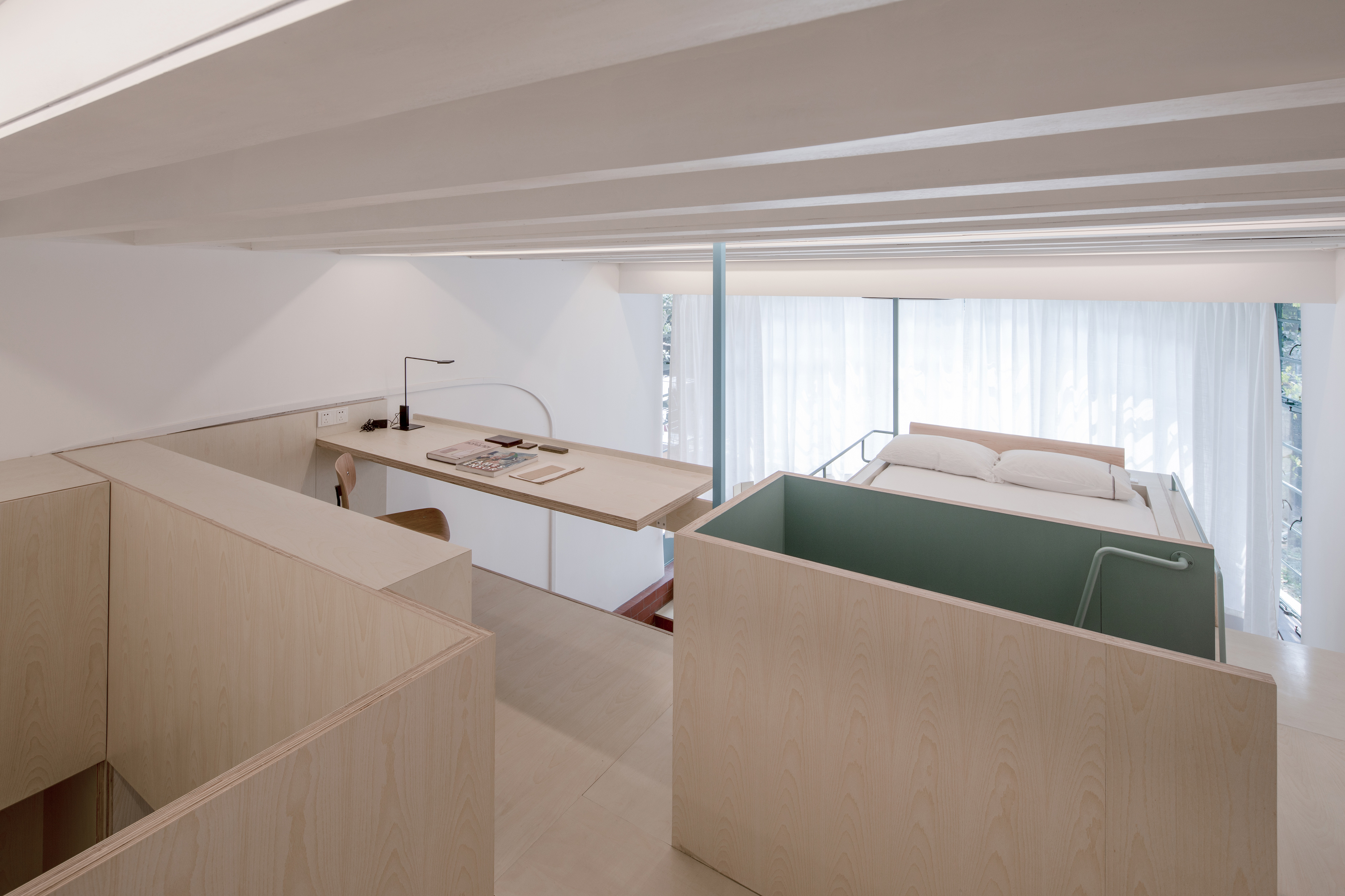 estudio en el nivel superior al que se accede por una escalera de madera