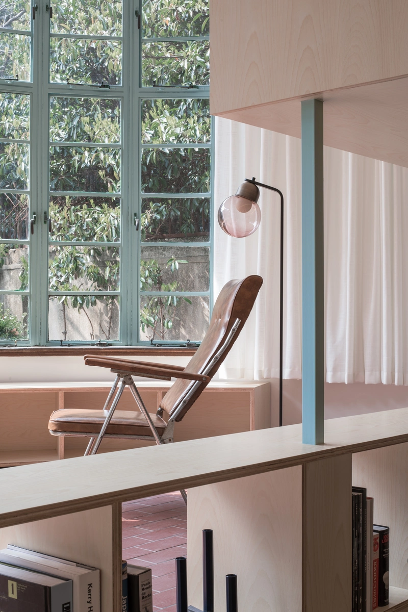 estantería y zona de lectura