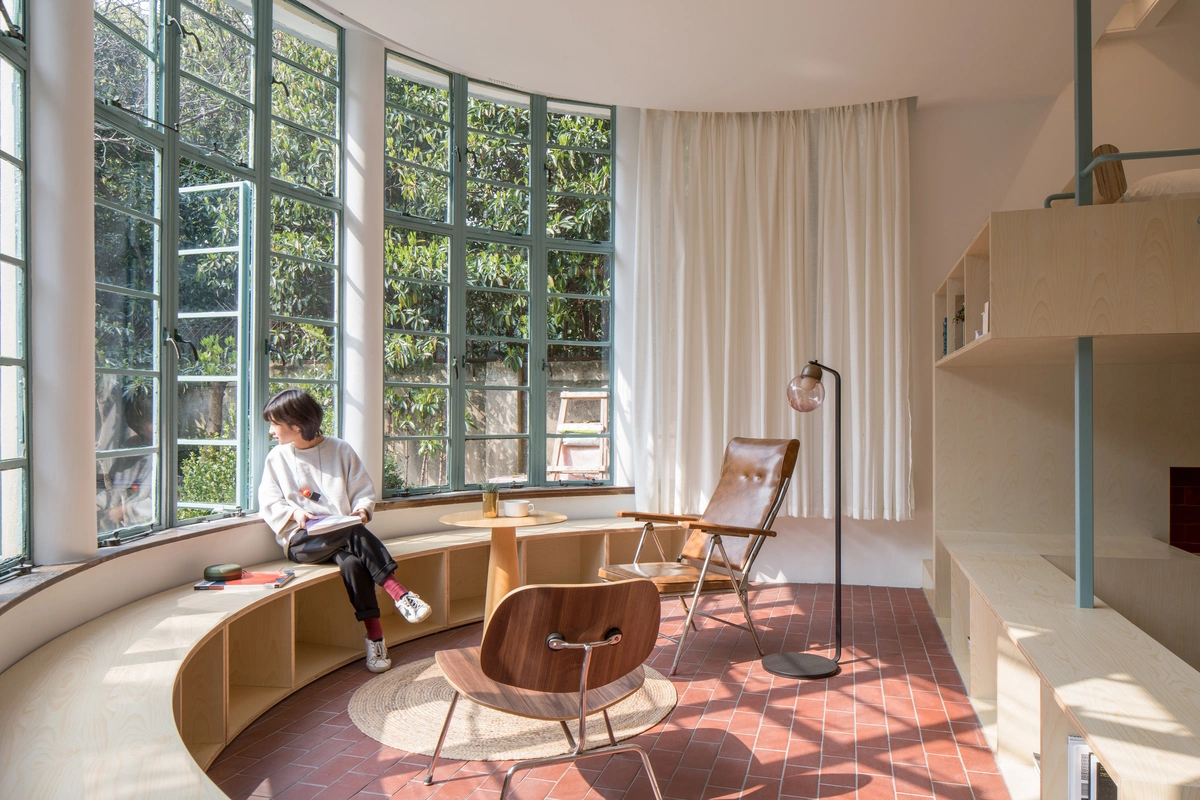 Tao+c revitaliza un mirador en U con mobiliario arquitectónico en madera