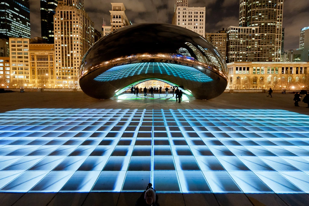 instalacion «Luminous Field», junto a la famosa Cloud Gate de Anish Kapoor
