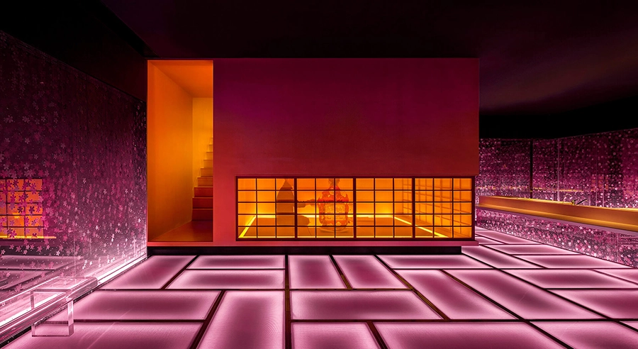 detalle de los suelos formados por paneles de vidrio retroiluminados en rosa