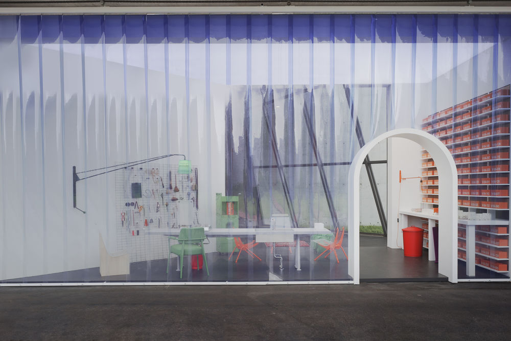 vista general de la instalacion TWENTYTHIRTYFIVE de virgil abloh