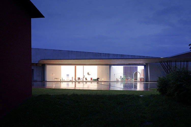 instalación TWENTYTHIRTYFIVE, ubicada en el parque de bomberos de vitra