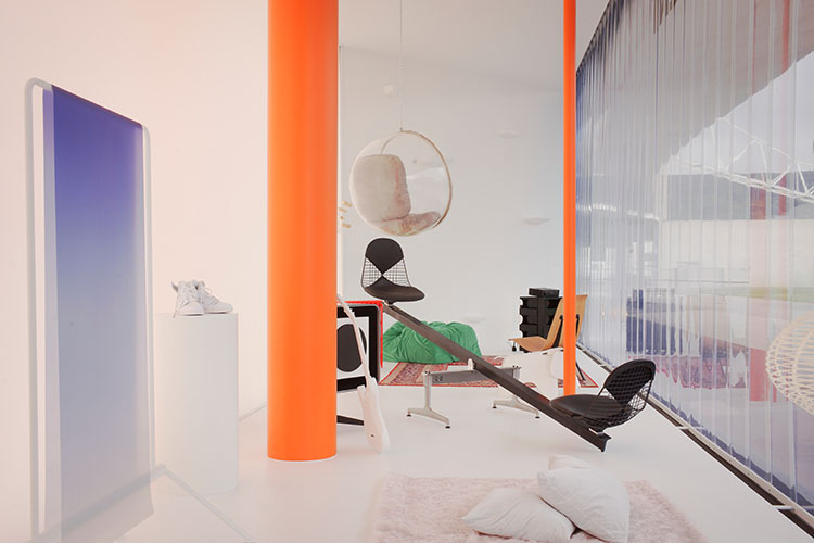 detalle de los los muebles los colores y los materiales empleados por virgil abloh