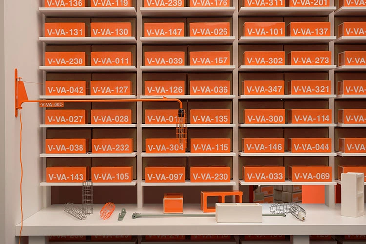detalle de los ladrillos y la lampara creada por virgil abloh para la instalacion