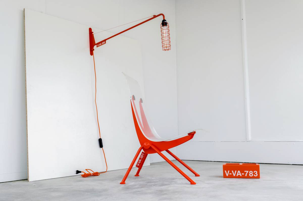 lámpara Petite Potence y la silla Antony de Jean Prouvé, pero en las versiones renovadas de Abloh