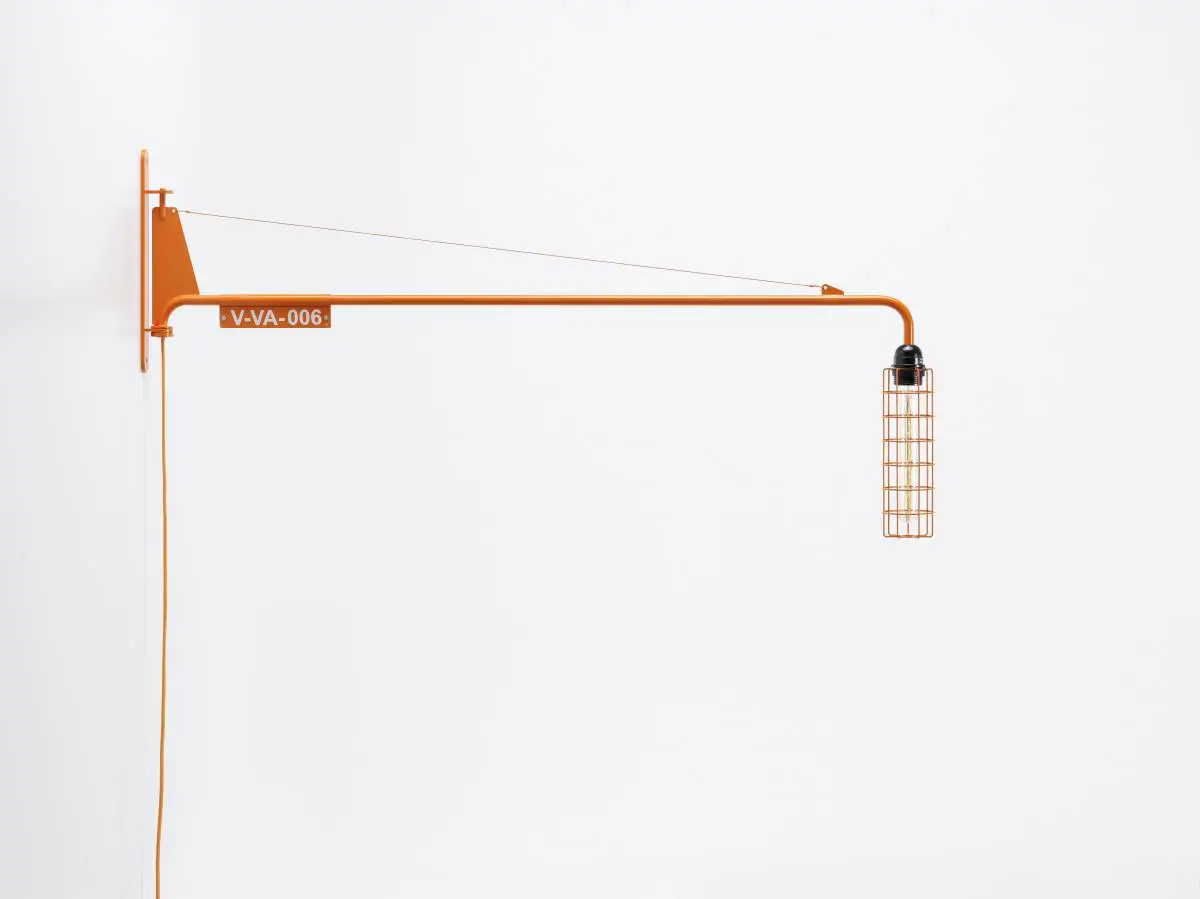 lámpara Petite Potence de Jean Prouvé renovada por Virgil Abloh