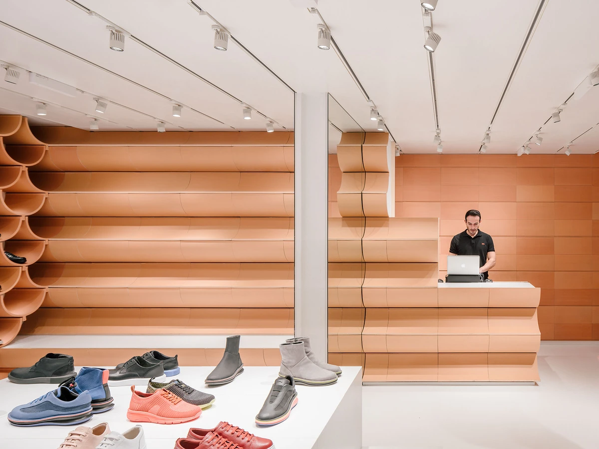 mostrador y asientos de terracota en la tienda camper