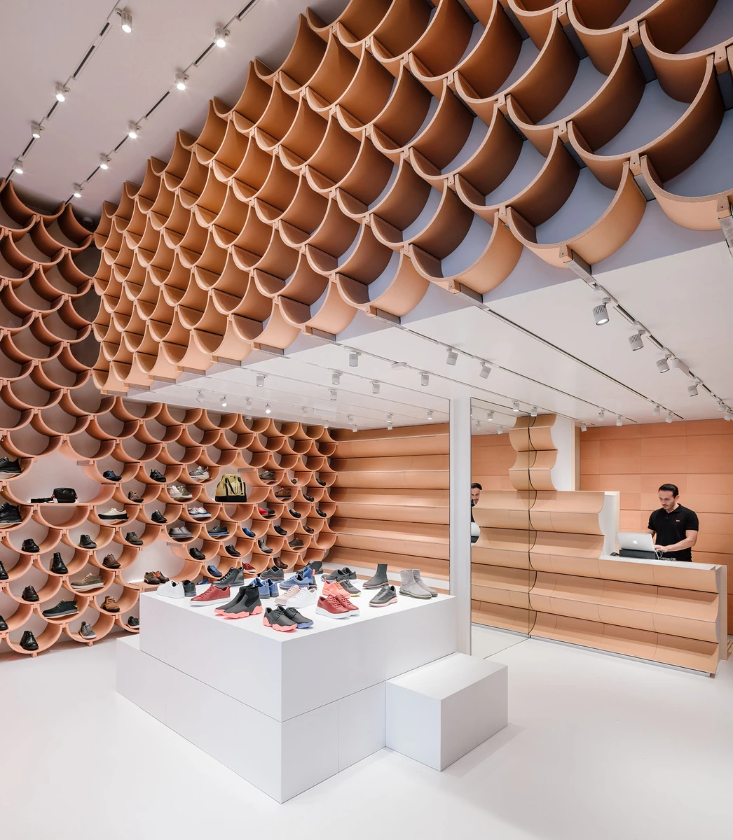 Kengo Kuma reinventa la bóveda cerámica para la nueva tienda CAMPER de Barcelona