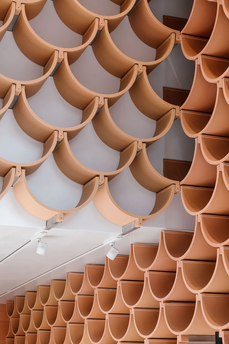 detalle de la composición de tejas de terracota ideadas por kengo kuma