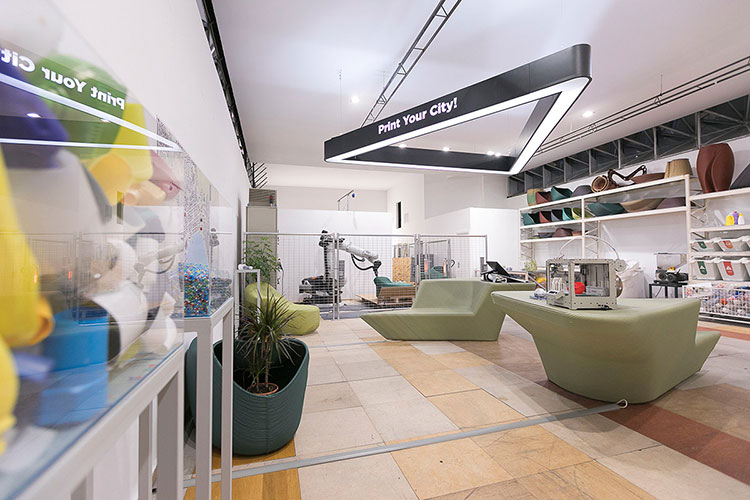 laboratorio de the new raw y brazo robótico para efectuar la impresión 3D