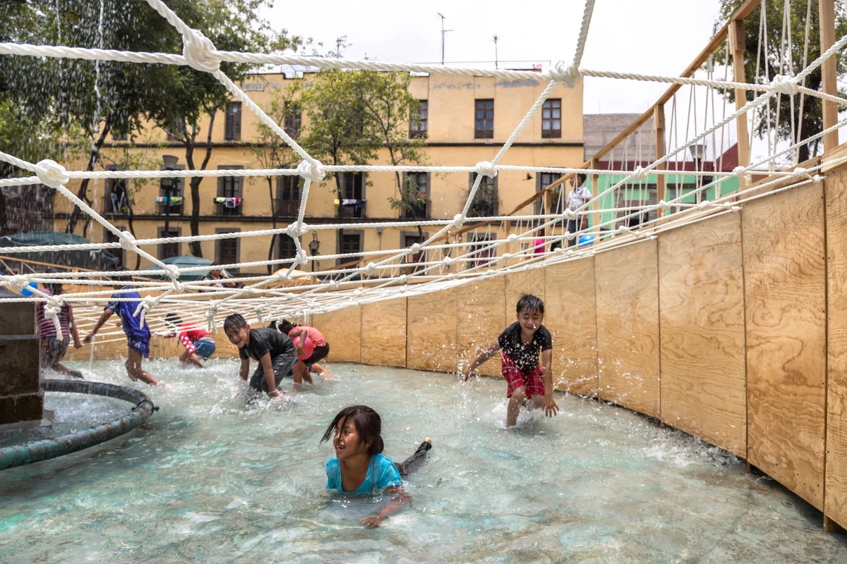 detalle de los niños jugando en la instalacion