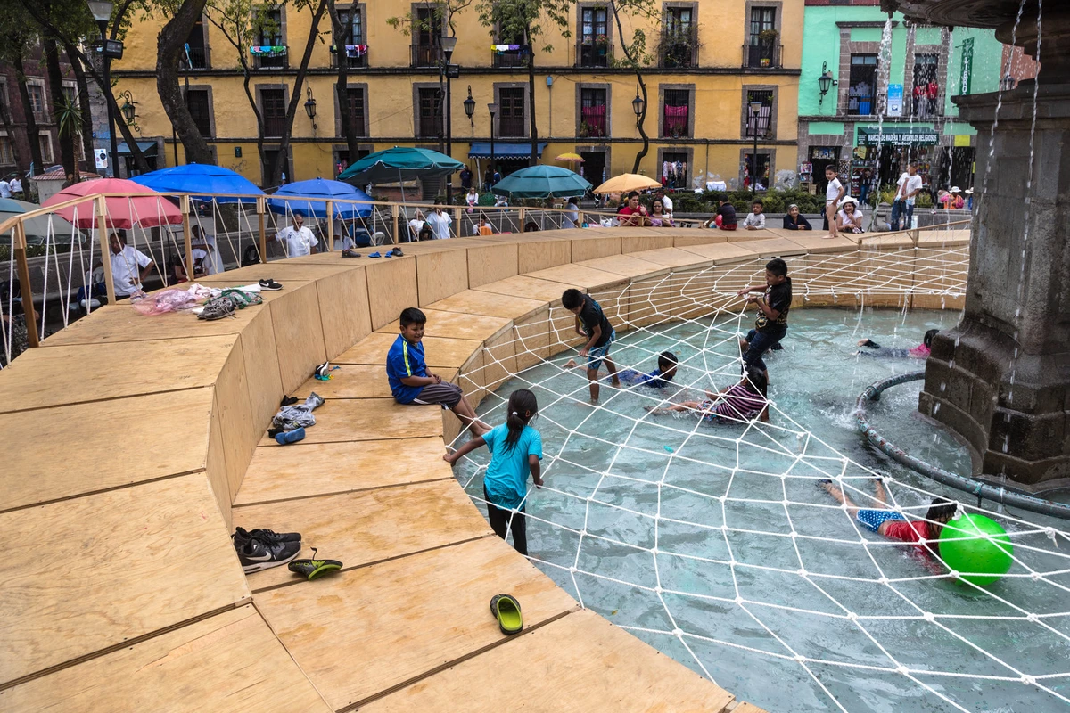 detalle de la red que se extiende por encima de la fuente
