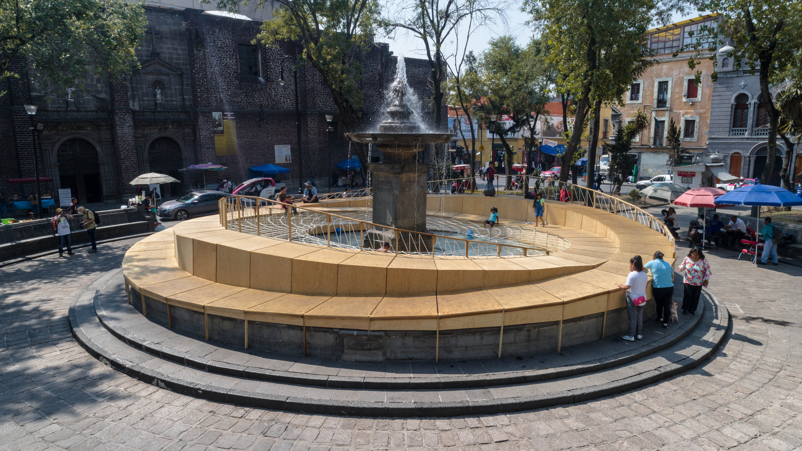 abuelos supervisando a los niños en la fuente