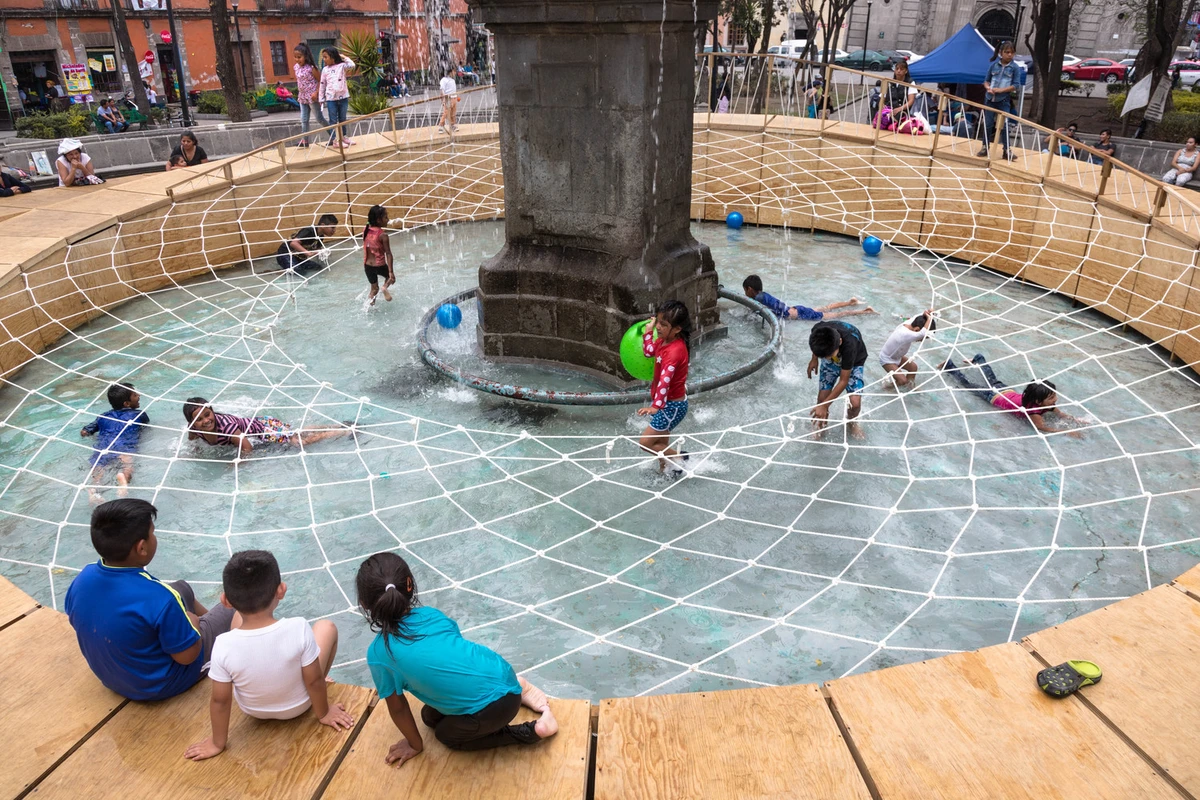 niños jugando en la red de la instalacion