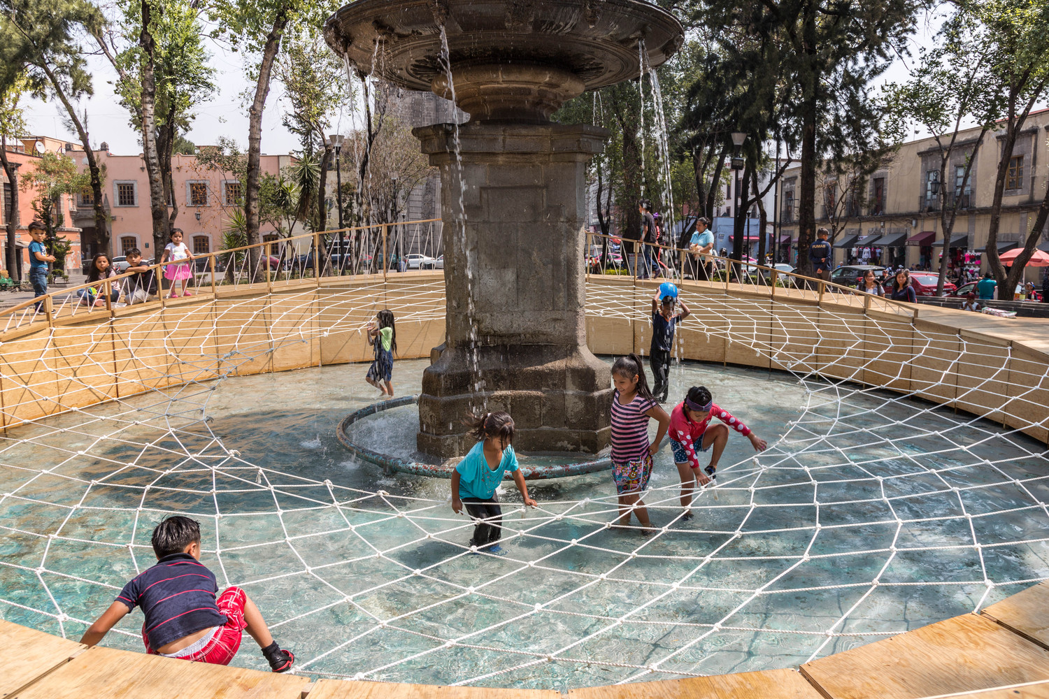 niños jugando en la fuente del proyecto aros