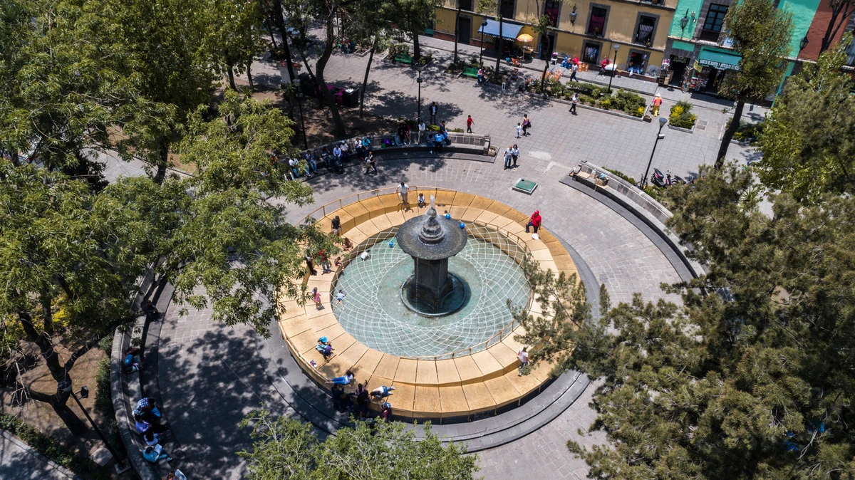 vista de la plaza donde se encuentra la fuente