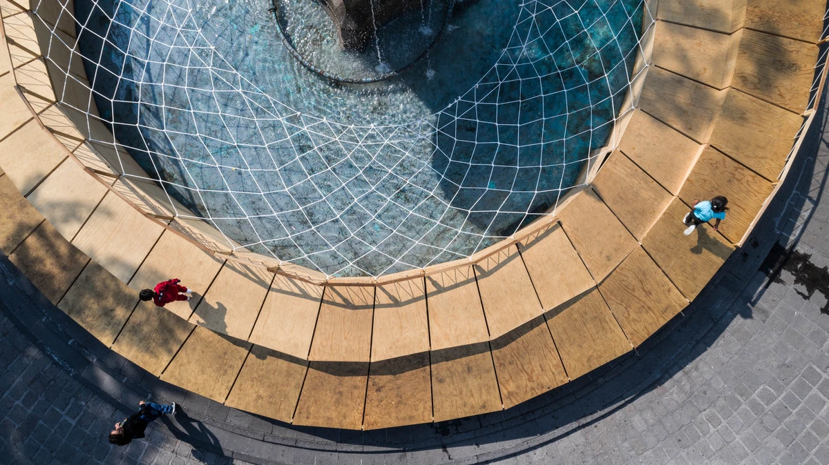 niños corriendo por los círculos de madera