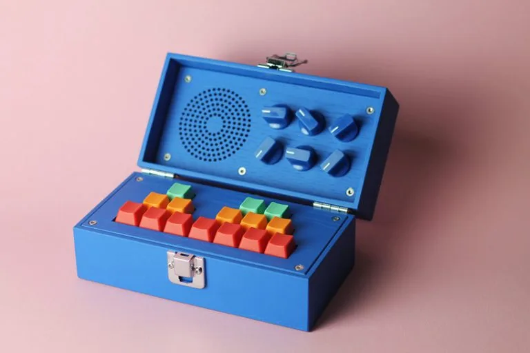 chocante mezcla multicolor de teclas y reguladores.