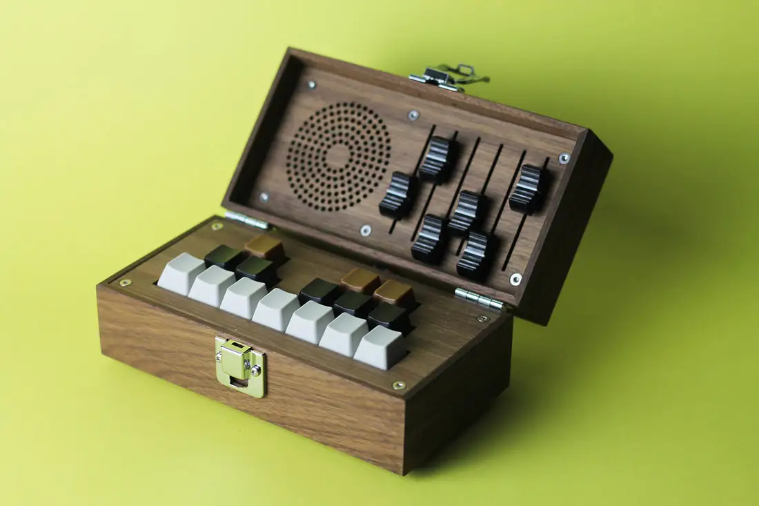 Bivalvia genera sonidos utilizando osciladores, filtros y modulación, entre otras posibilidades