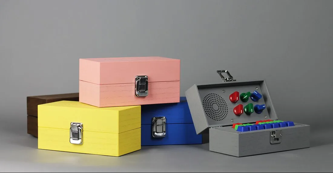 Detalle de las cajas pintadas en colores llamativos de Bivalvia