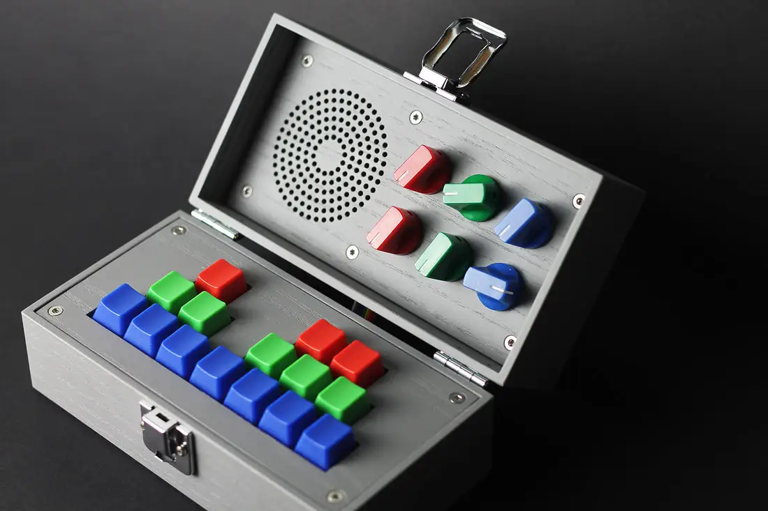 Incorpora 15 teclas Cheery MX de alta calidad, que reproducen 12 notas