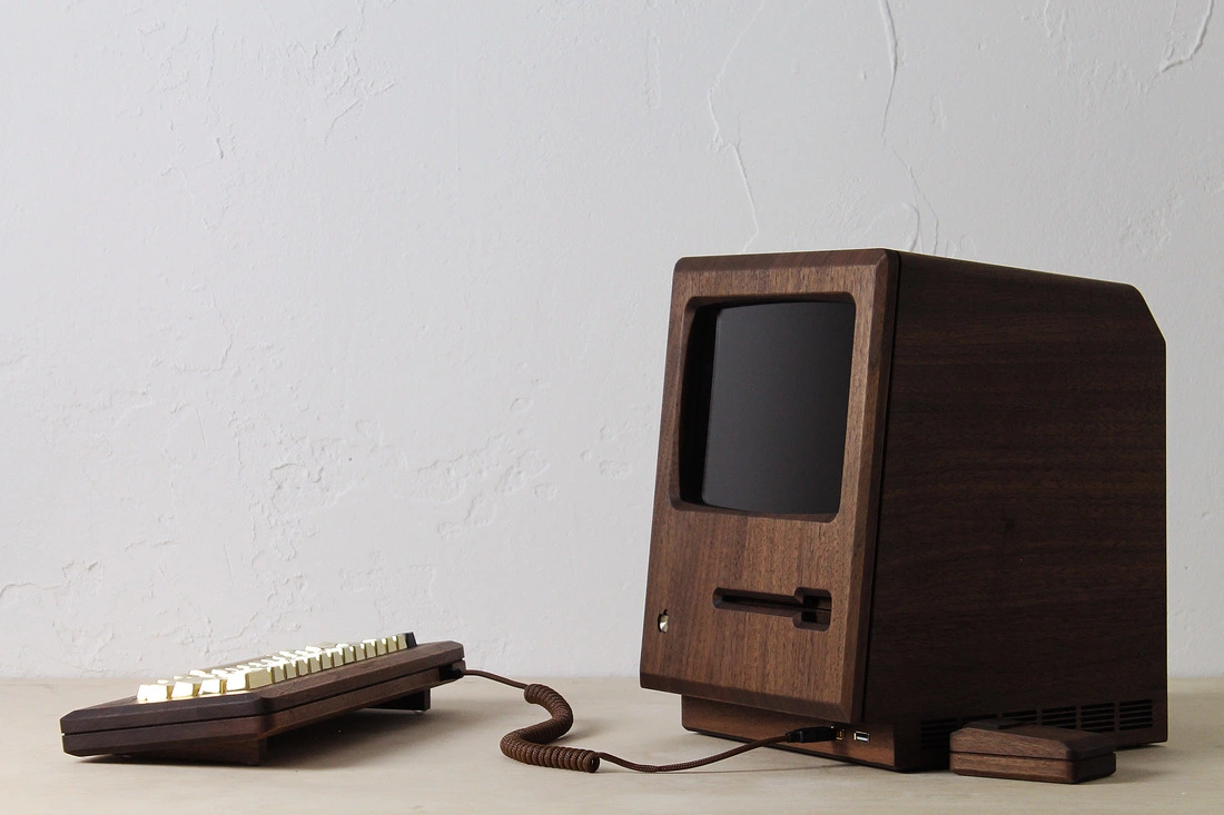  y ordenadores míticos, como el Commodore PET o el Apple Macintosh 128K.