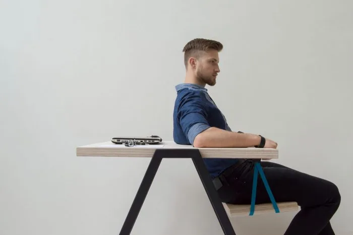 detalle del escritorio con columpio diseñado por simonas palovis